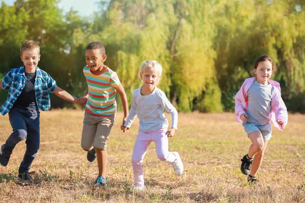 Skupina běžícím dětí v parku — Stock fotografie
