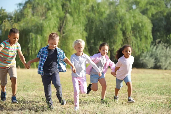 Grupo de niños corriendo en el parque — Foto de Stock