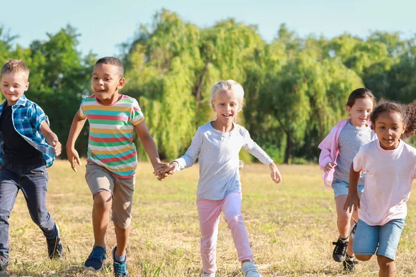 Groupe d'enfants en course dans le parc — Photo