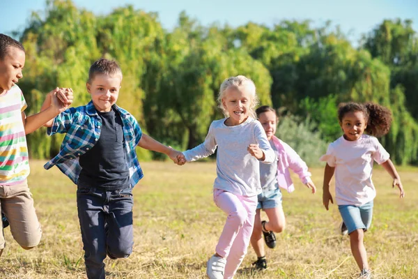 Gruppe laufender Kinder im Park — Stockfoto