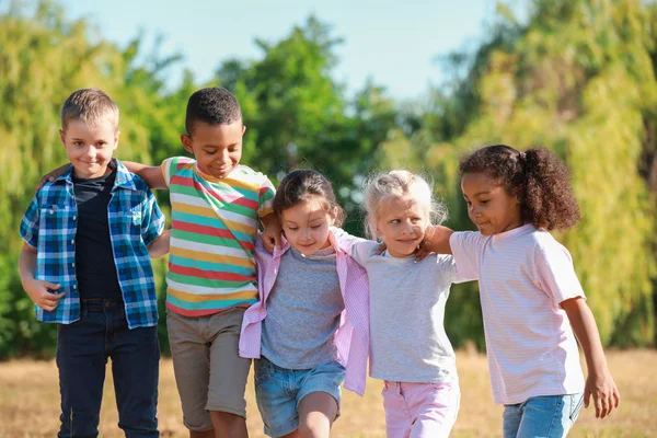 Группа счастливых детей в парке — стоковое фото