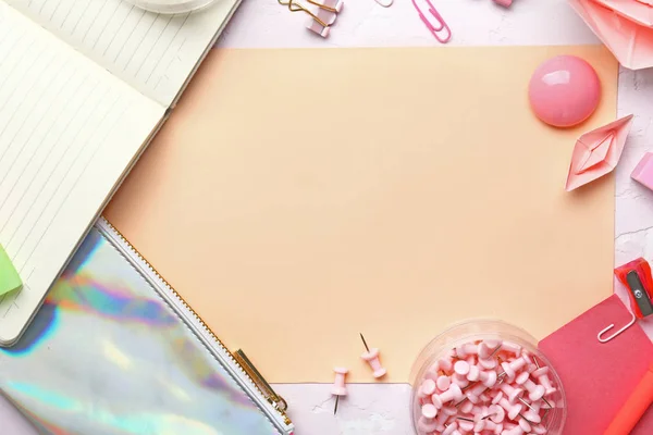 Conjunto de útiles escolares con hoja de papel vacía sobre fondo de color —  Fotos de Stock