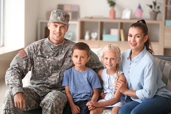 Evde ailesi ile Mutlu askeri adam — Stok fotoğraf