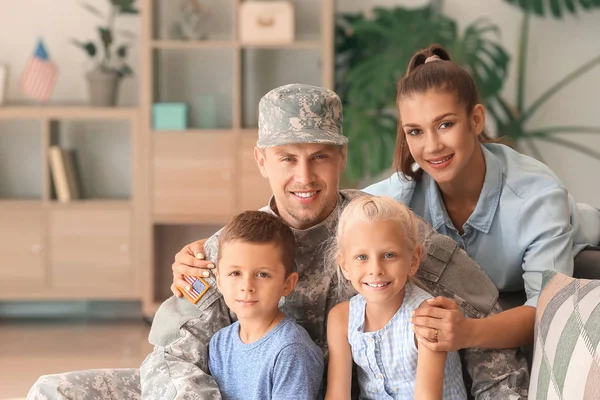 Glücklicher Soldat mit seiner Familie zu Hause — Stockfoto