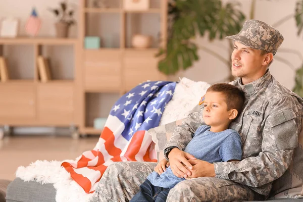 Glücklicher Soldat mit seinem Sohn zu Hause — Stockfoto