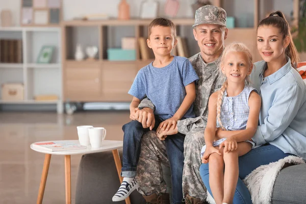 Lycklig militär man med sin familj hemma — Stockfoto