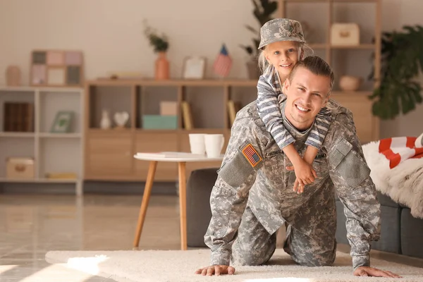 Lycklig militär man leker med sin dotter hemma — Stockfoto