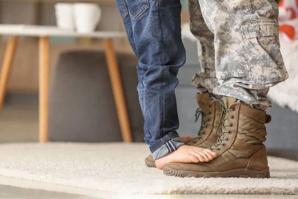 Gyermek állt a lábát a katonai apja otthon — Stock Fotó