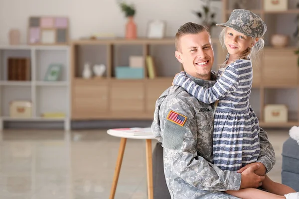 Glücklicher Militärmann mit seiner Tochter zu Hause — Stockfoto