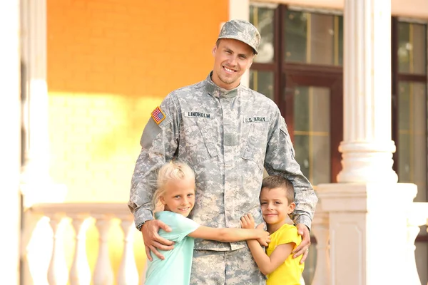 Feliz militar con sus hijos al aire libre — Foto de Stock
