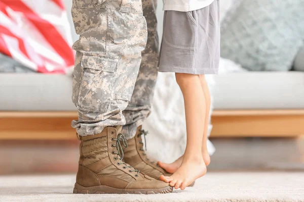 Fiú állt a lábát a katonai apja otthon — Stock Fotó