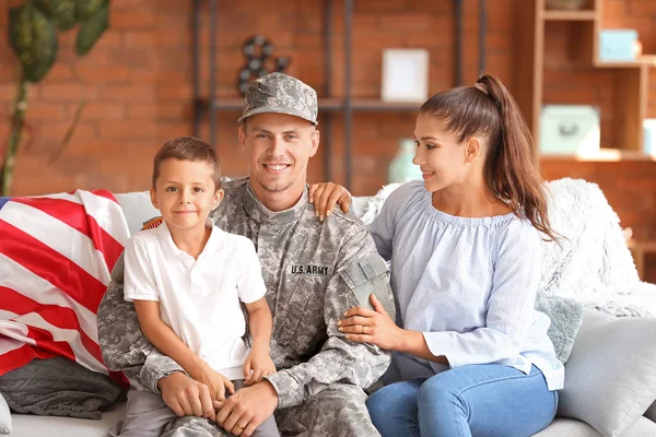 Lycklig militär man med sin familj hemma — Stockfoto