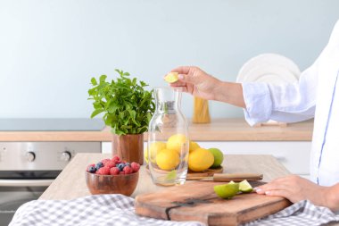 Mutfakta infüzyon su yapan kadın