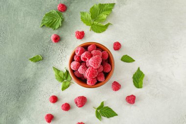 Renkli arka planda tatlı olgun ahududu ile Bowl