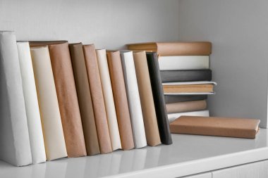 Rafta birçok farklı kitap