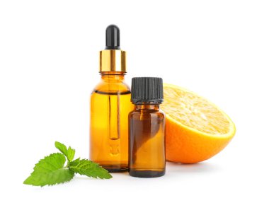 Beyaz arka planda narenciye uçucu yağ