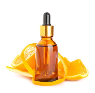 Beyaz arka planda narenciye uçucu yağ