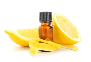 Beyaz arka planda narenciye uçucu yağ