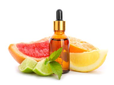 Beyaz arka planda narenciye uçucu yağ