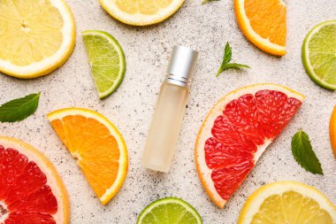 Gri arka planda narenciye uçucu yağ