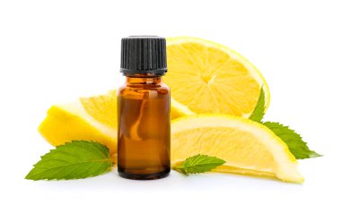 Beyaz arka planda narenciye uçucu yağ