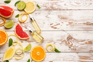 Ahşap arka plan üzerinde narenciye uçucu yağ ile Kompozisyon