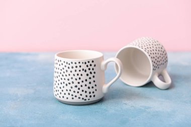 Renkli arka planda seramik kaplar