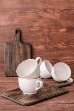 Ahşap masa üzerine seramik bardaklar
