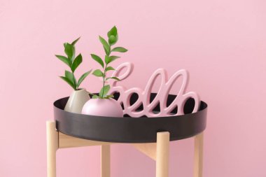 Renkli arka planda şık dekorlu masa