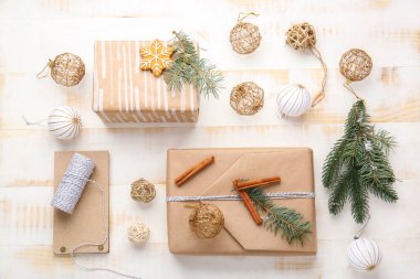 Beyaz ahşap arka plan üzerinde güzel Noel hediye kutuları ve dekor