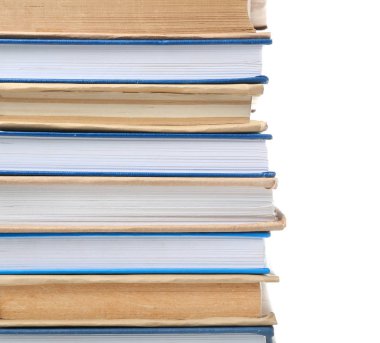 Beyaz arkaplan üzerine kitap yığını