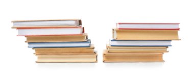 Beyaz arkaplan üzerine birçok kitap