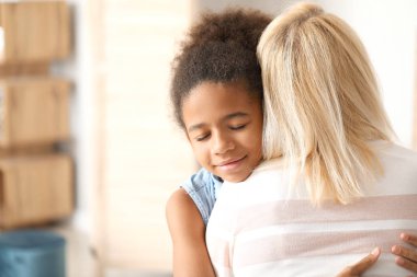 Mutlu kadın evde onu Afrikalı-Amerikalı kızı ile sarılma