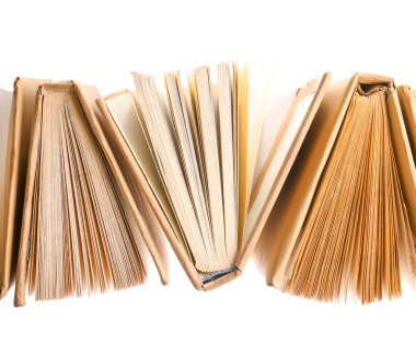 Beyaz arkaplan üzerine birçok kitap