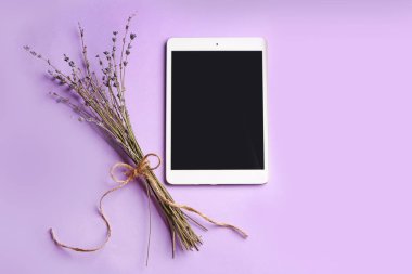 Renkli arka planda lavanta çiçekleri ile modern tablet bilgisayar