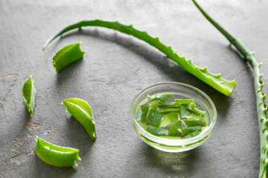 Aloe suyu ve grunge arka plan üzerinde yaprakları ile Kase