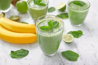 Masada sağlıklı meyve yüzlü bardak