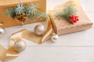 Beyaz ahşap arka plan üzerinde dekor ile Noel hediye kutuları