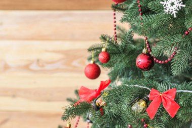 Güzel dekore edilmiş Noel ağacı, portre