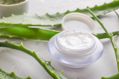 Hafif arka planda krem ve aloe ile Kavanoz