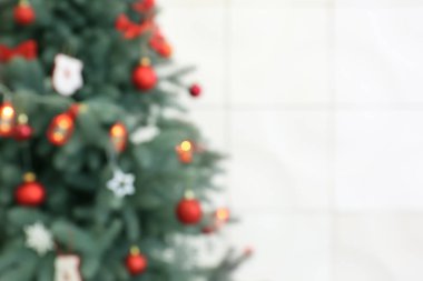 Açık arka planda güzel Noel ağacı, bulanık görünüm