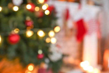 Odada güzel dekore Edilmiş Noel ağacı, bulanık görünüm