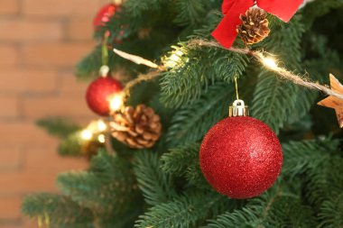 Güzel dekore edilmiş Noel ağacı, portre