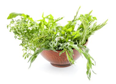 Beyaz arka plan üzerinde farklı taze otlar ile Bowl