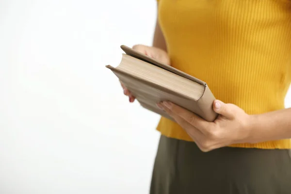 Mulher com livro sobre fundo branco, close-up — Fotografia de Stock