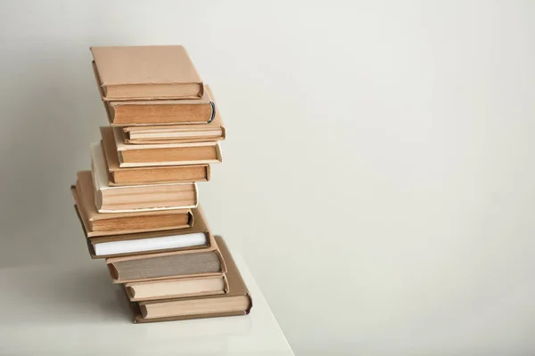 Montón de libros sobre mesa sobre fondo claro — Foto de Stock