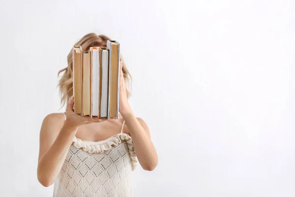 Donna con libri su sfondo bianco — Foto Stock