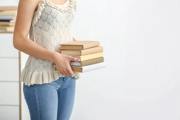 Donna con libri su sfondo bianco — Foto Stock