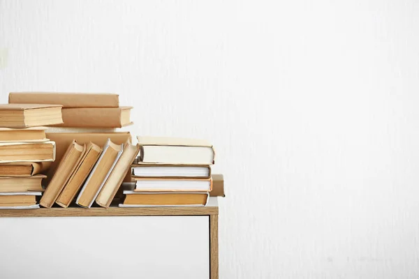 Muchos libros diferentes sobre la mesa sobre fondo blanco — Foto de Stock