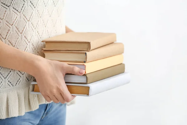 Donna con libri su sfondo bianco — Foto Stock